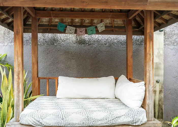 Azure 1 - Private In Shared Balinese Pool Near Echo Beach! Séjour chez l'habitant *